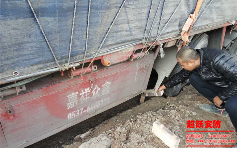 2017年10月24日工地大車陷進泥里，工人師傅們齊心協(xié)力***后成功解決問題。